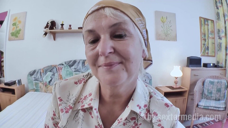 Sextermedia by Pete: Păsărica bunicii păroase Eva este excitată în mod natural