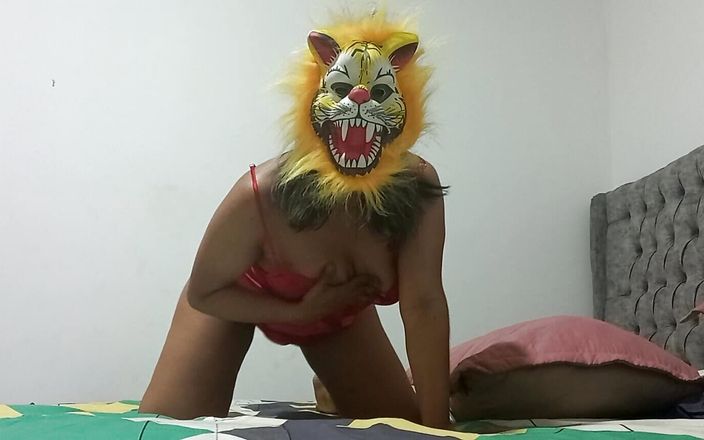 PATY PATY: Güzel bir tigress hayranları için mastürbasyonla erotik bir dans yapıyor.