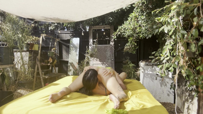 Mia Macana: Ragazza trans con grande cazzo scopa lesbiche all'aperto e viene...