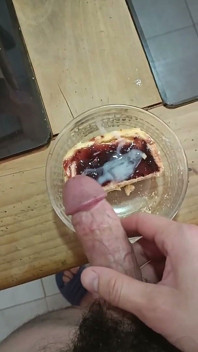 나는 케이크에 사정하고 내 친구와 함께 먹어