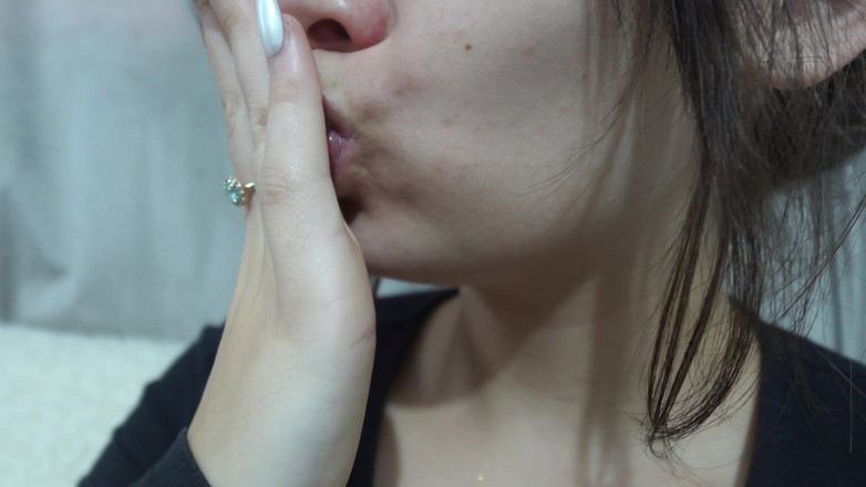 AmayaMori: 我的印度继妹有一个接吻恋物癖，不断用她的嘴唇送吻，