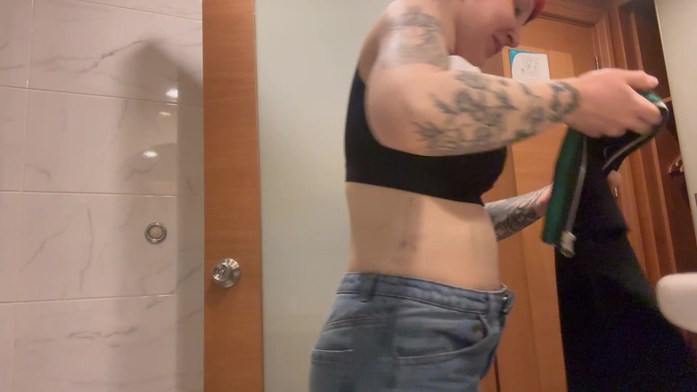 Bigtiddygoth: První sprcha po prsou - vysává, oteklá a pohnutá