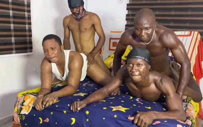 Chief_daddyy: Un pecado terrible con mis compañeros de hostal.