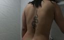 Tatto womane: Solo tatto-vrouw met een grote kont in de badkamer