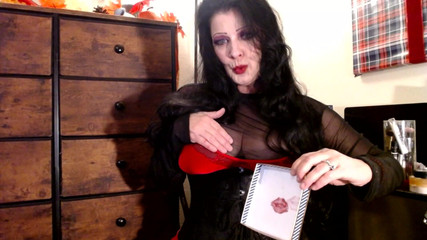 Abby Anna: Dicker roter lippenstift, Entenlippen, dünne natürliche lippen