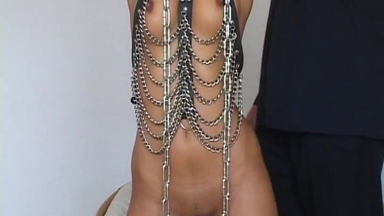 Bangora clips: แม่น่าเย็ดที่ถูกล่ามโซ่โดนเย็ดลึกด้วยของเล่นที่ไม่หยุดยั้ง