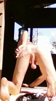 Mladý gay otevírá zadek a opaluje se