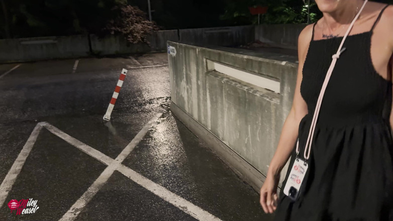 Miley Weasel: Vadia loira rebocada no festival folk e transada na chuva!!