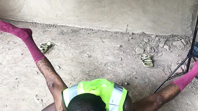 Sexydaddy: Деревенские пареньки из африканцев из Камбоджии были сняты на видео фотограф-турист, почему занимаются сексом в незавершенном доме