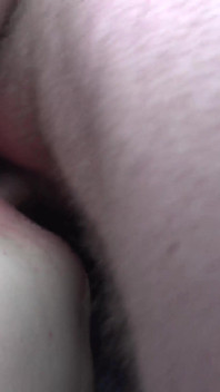 Magnifica miLF bionda mostra come si esibisce bene in una gangbang