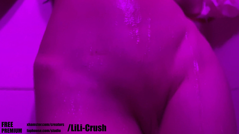 Lili Crush: Ik hou er echt van om mijn poesje onder de...