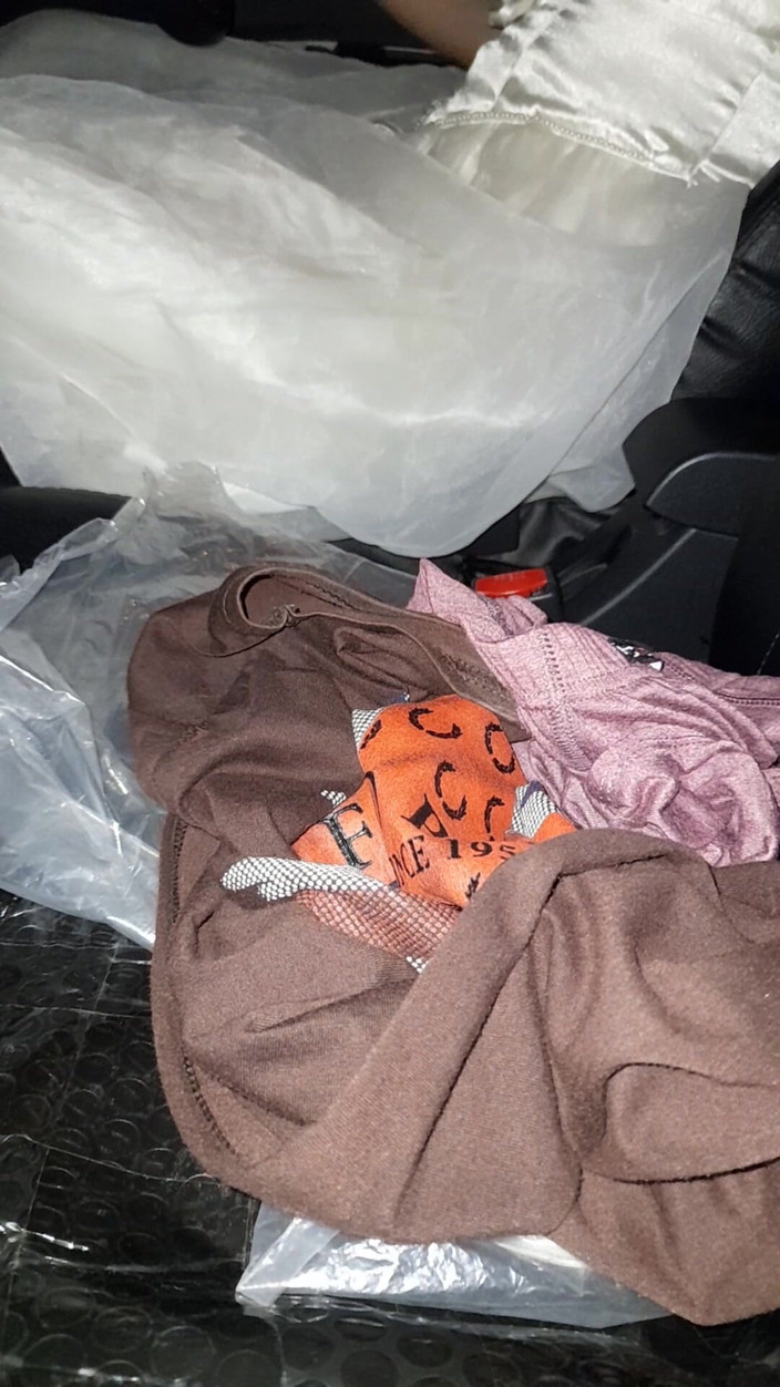 Naomisinka: Travestit purtând rochie de mireasă în timp ce conduce și spermă în halat