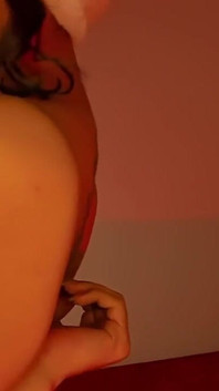 Godendo la buona musica e mostrando il mio splendido corpo, mettetevi comodi ed eccitanti.