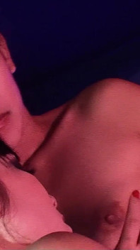 Dünner japanischer teenager erwischt und gefilmt beim lesbischen sex im swingerclub