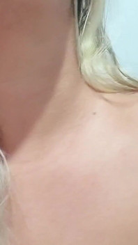 라파엘은 가상 여자친구들에게 중독되어 있다