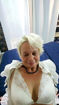 Ele Espalha Minhas Coxas Na Beira Da Cama E Fode Minha Buceta Completamente E Termina Com Um Tratamento Facial