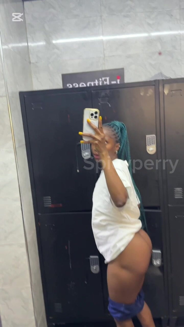 Spicy perry: 공중 화장실에서 내 엉덩이를 과시.