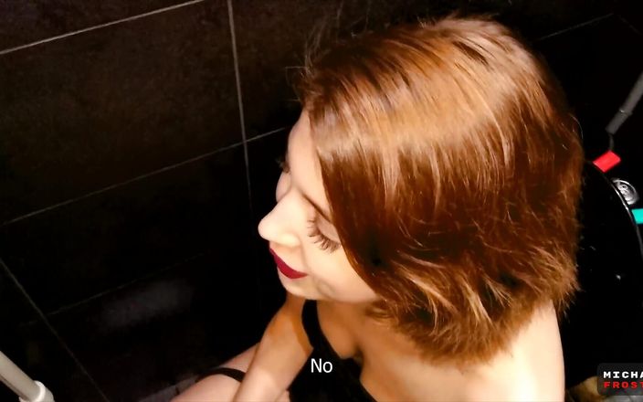 Michael Frost Pro: 包蒂陌生女孩在俱乐部厕所为cigaret吮吸鸡巴，并给操她湿润的阴户