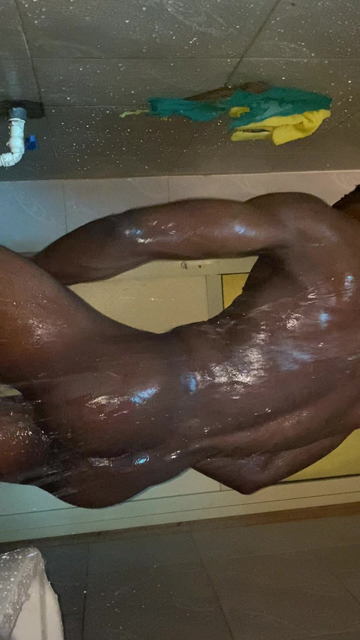 Masked Rider: Wie ich meinen afrikanischen schwanz waschen! Vor dem sex