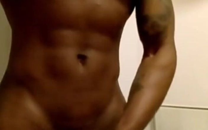 Apolo: ワークアウトを終えてジムのトイレでオナニー