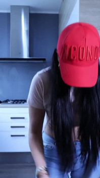 Páchnoucí nohy a ponožky v tělocvičně JOI