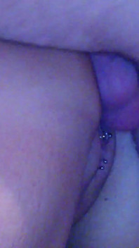 Dilettante francese con piercing dai seni che mostra le sue abilità di succhiare il cazzo