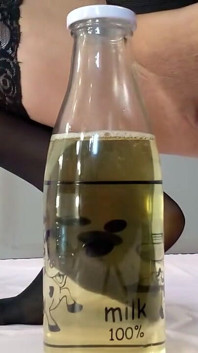 Je fais pipi dans une bouteille par un entonnoir
