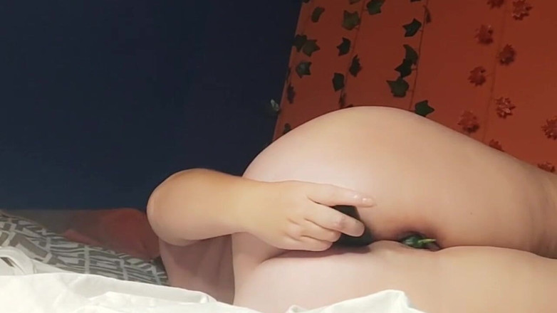 Whitekitten: 微胖熟女用黄瓜操两个小穴！