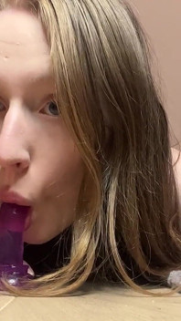 Muie pe vibratorul meu cu oral adânc în gât
