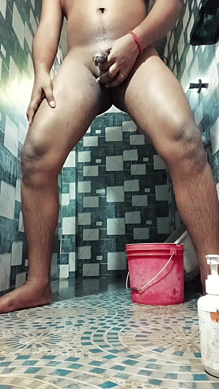 Sanat04: Gadis desa sanat lagi asik ngocok kontol di kamar mandi