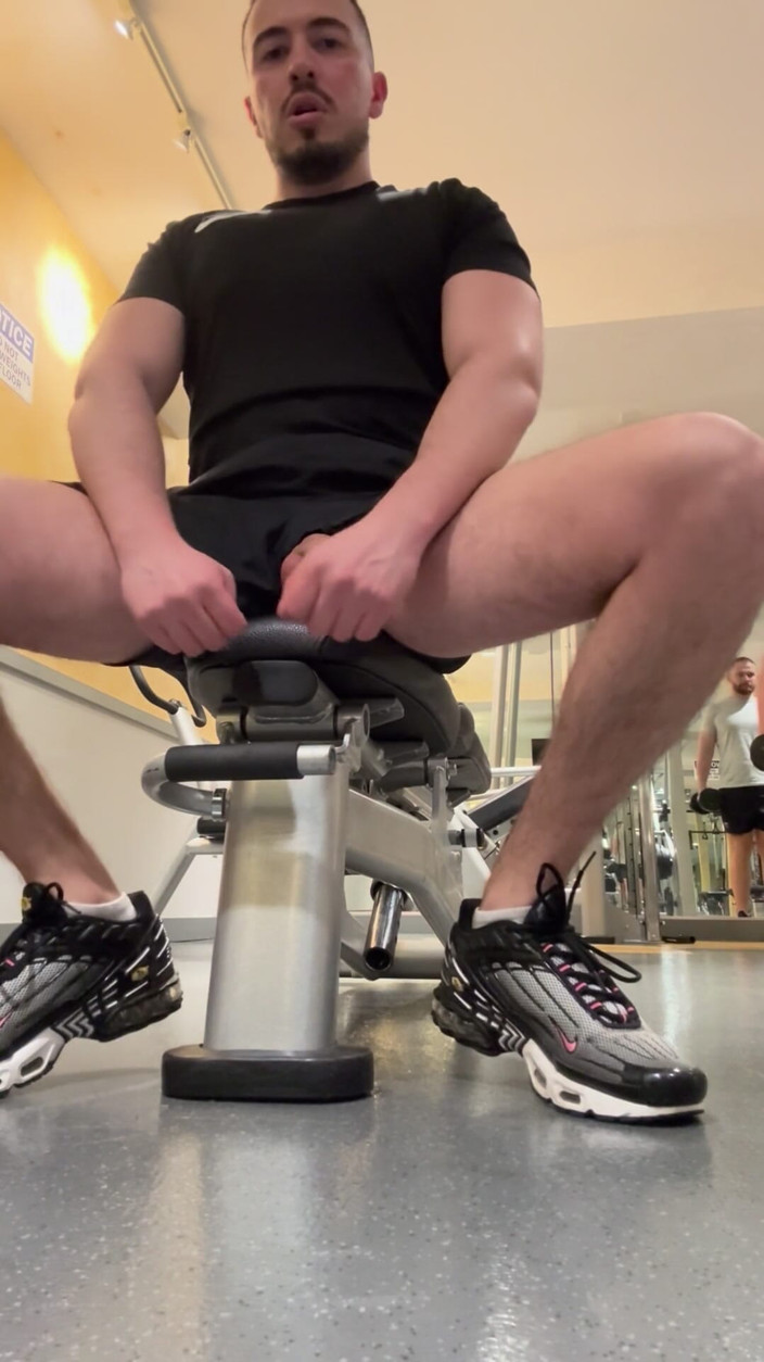 Lucas MBoy: Gimnasio público masturbarse y entrenamiento