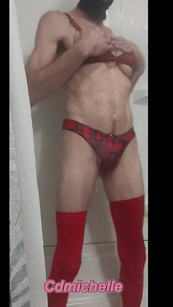 Crossdressers Cd Michelle wearing sexy lingerie: Cdmichelle seksi mayo giyerek duşta oynuyor