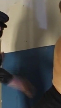Rubia de grandes tetas colgando de coño humillante