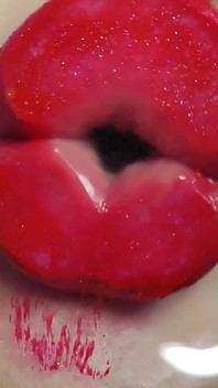 Giganta de labios rojos grandes