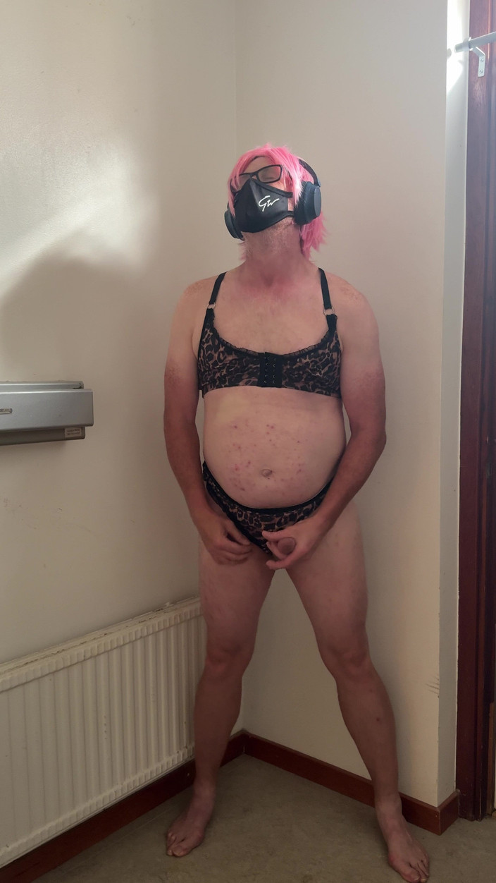 Julia Trans: Pembe giysili fahişe oynuyor ve mastürbasyon yapıyor, ta ki orgazm...