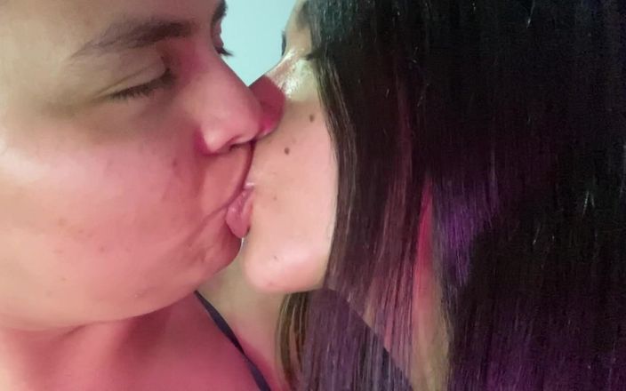 Zoe & Melissa: Lezbiyen diliyle derin öpücükler