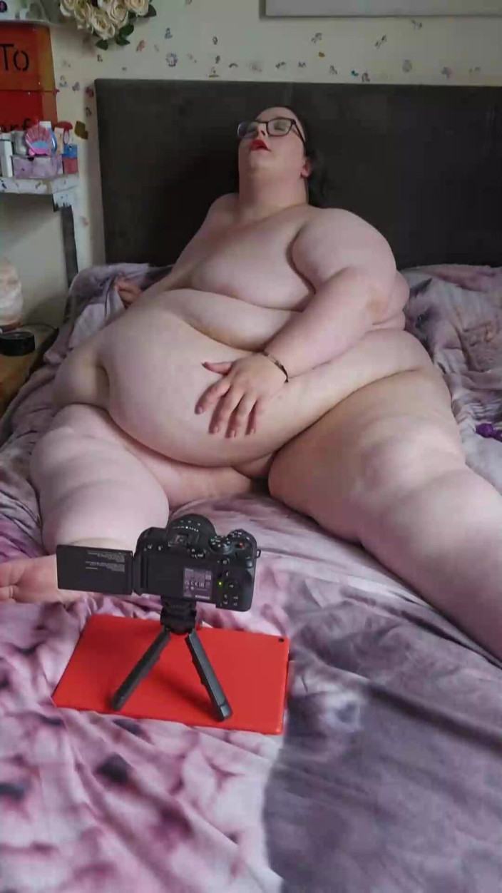 SSBBWLadyBrads: Игра с киской жиробасина под проникновением, часть 2