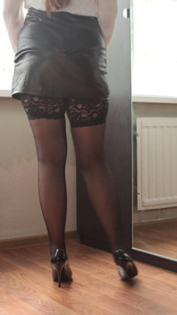 Une secrétaire en bas talons hauts taille une pipe - éjaculation dans la bouche