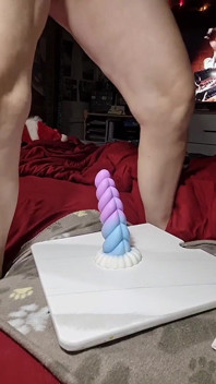 뚱뚱한 딜도를 타고 보지를 뻗는 PAWG 밀프