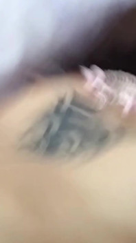 Kleine onschuldige masturberen resulteert in enorme cumshot op het gezicht