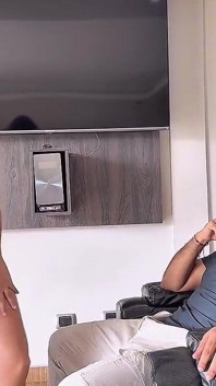 Penari Seksi Hamil Dalam Pertunjukan Stripert
