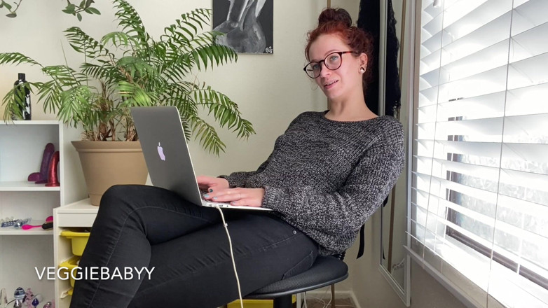 Veggiebabyy: Chefe precisa de uma nova entrevista com brinquedo de porra