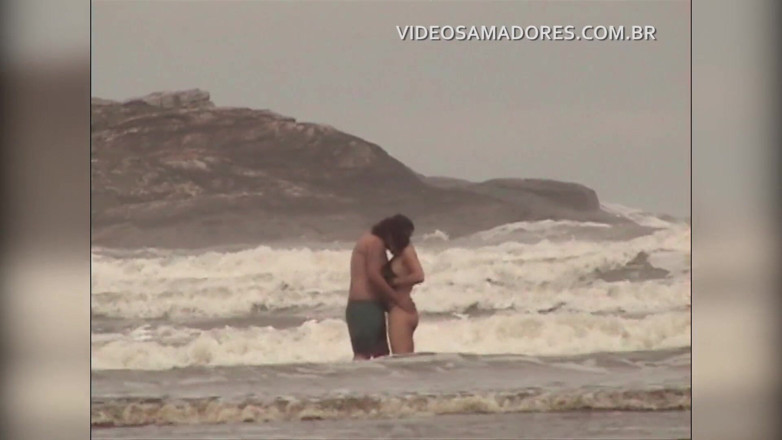 Amateurs videos: Shameless couple has sex in the shallow sea