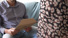 Stepmom Susan: Krásná milfka s velkým zadkem nechá poslíčka pokrýt ji v...