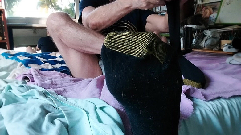 Hairyartist: Rilassati con me I miei piedi e le calze