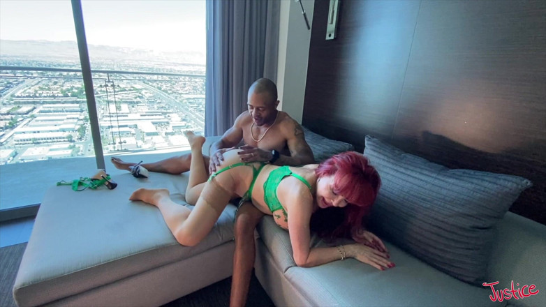 Justice Trans: 라스베가스에서 정의의 큰 자지를 즐기는 섹시한 Vanessa 라틴 GILF