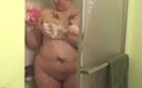 Solo Sensations: 纹身的胖小妞在淋浴时脱衣服洗奶子和阴户