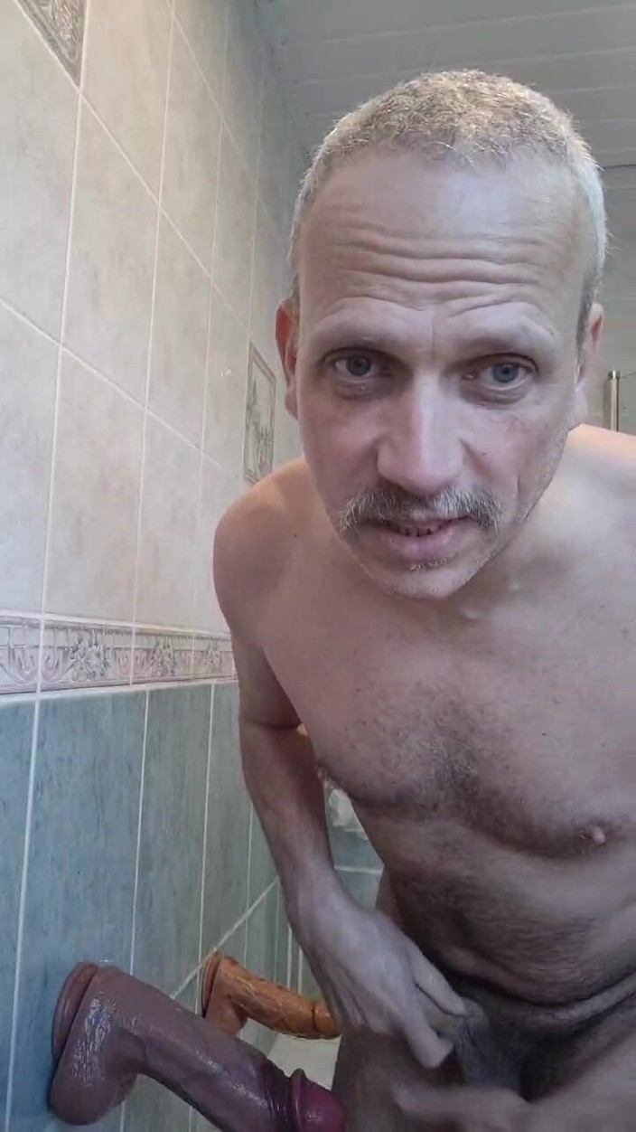 Gordon Uncut: Ekshibicjonista publicznej kamerze rucha się z trzema dużymi dildami na żywo...