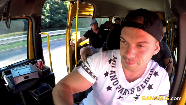 Czech Bang Bus: Czech Bang Bus 4 : bukkake savoureux avec une MILF poilue