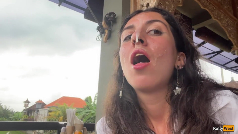Katty West: 카페 사정에서 내 얼굴에 정액으로 피자 먹기